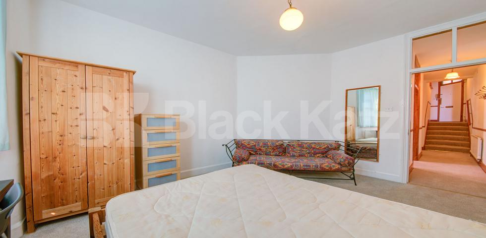 			ZONE 1 LOCATION, 2 Bedroom, 1 bath, 1 reception Apartment			 Haberdasher street, OLD STREET